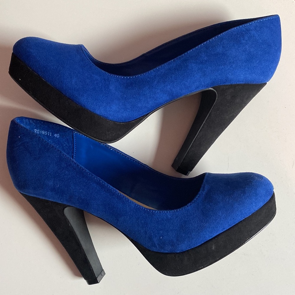 Fashionable
Blue platforms with black sole
